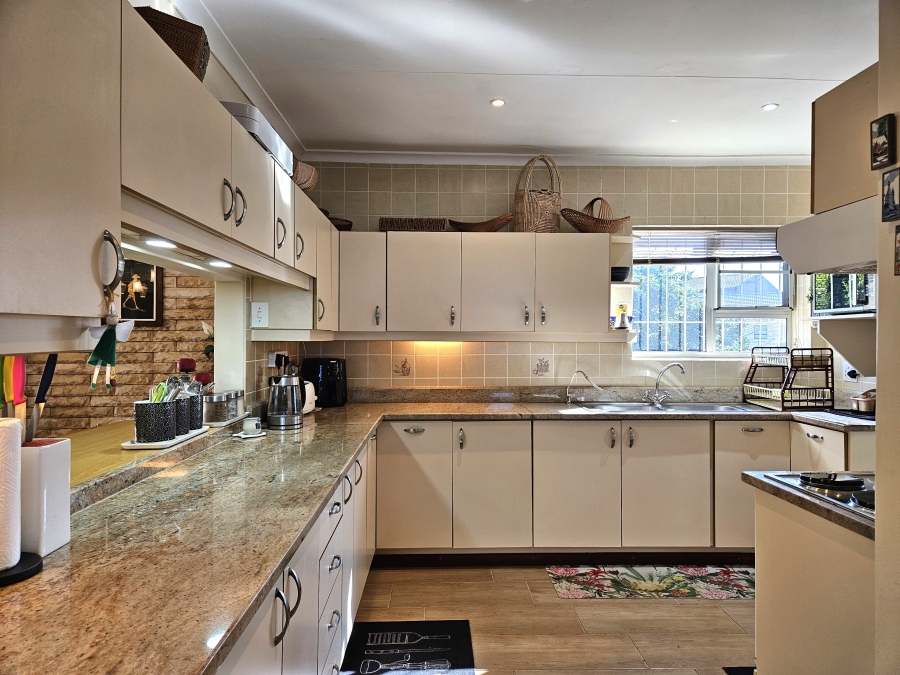 4 Bedroom Property for Sale in Wavecrest Eastern Cape